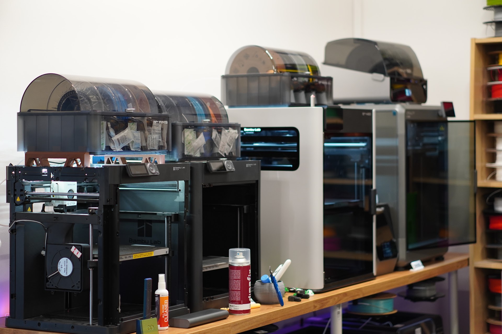 Tisková farma 3D Pixel - tiskárny Bambu Lab s AMS jednotkami pro automatické podávání filamentu